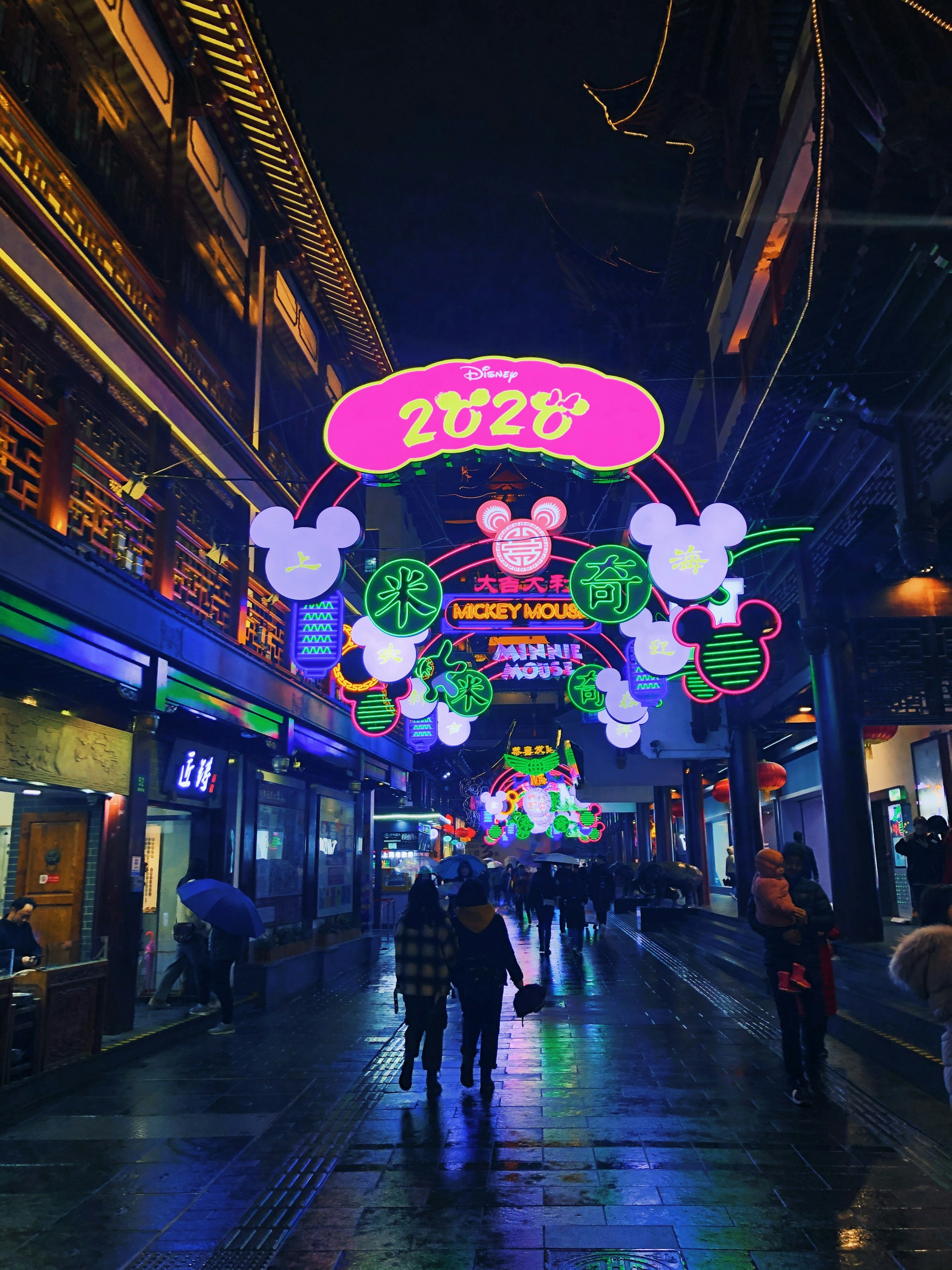 雨后霓虹灯照亮的旧街巷
