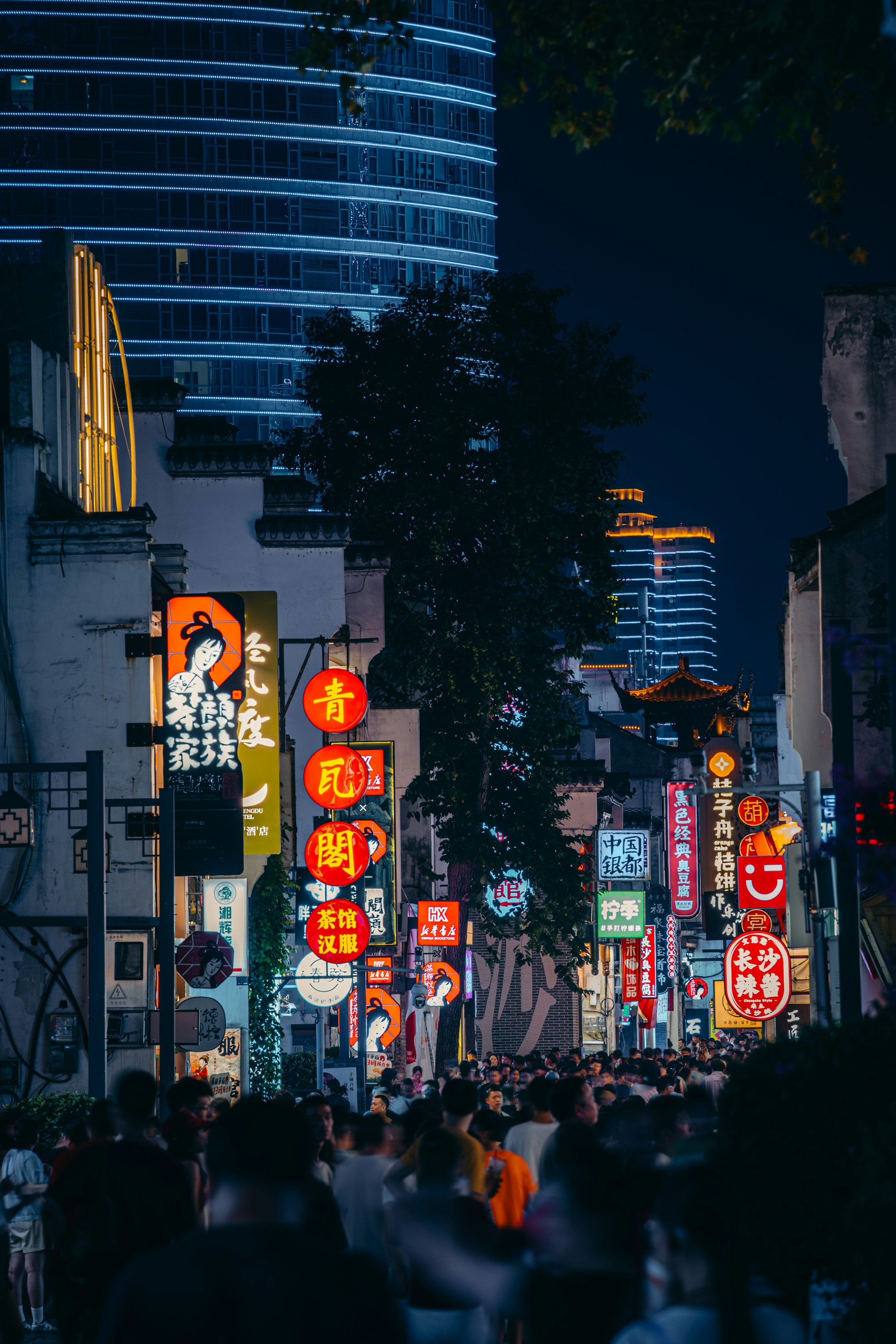 人群、夜色与城市里短暂发生的关系